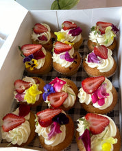 Load image into Gallery viewer, Vanilla berry and white chocolate cupcakes (Available Vegan)
